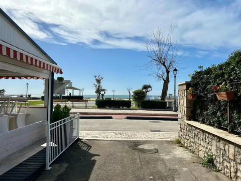 La strada davanti all'appartamento, con il mare in fondo